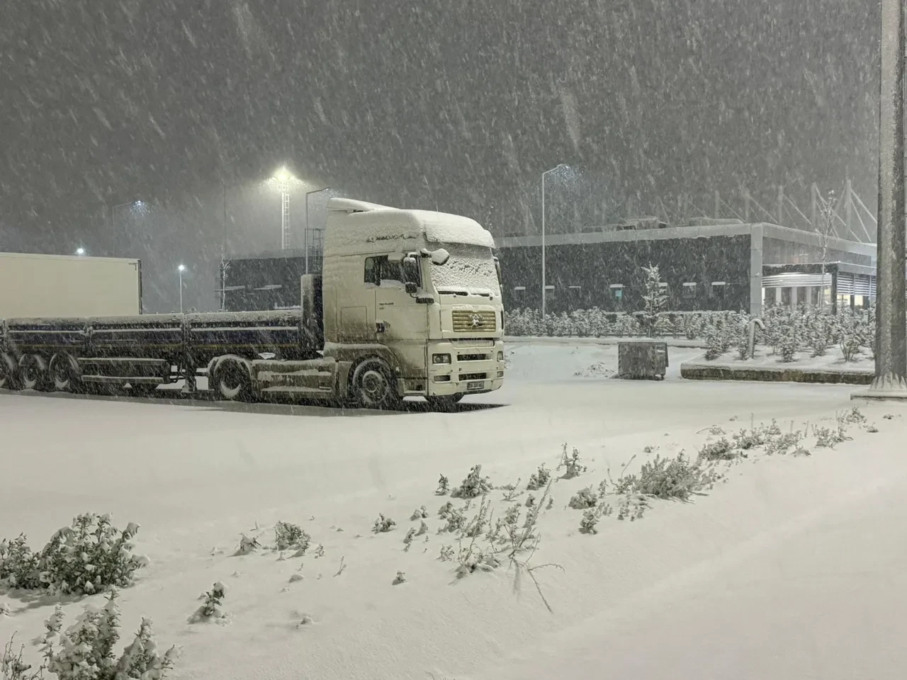 İstanbul yeni yıla karla girdi! Her yer beyaza büründü