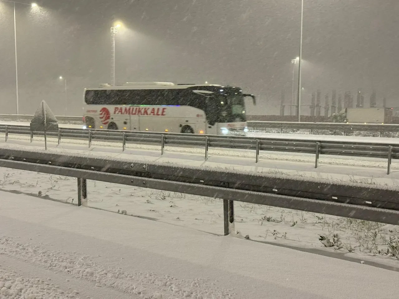 İstanbul yeni yıla karla girdi! Her yer beyaza büründü