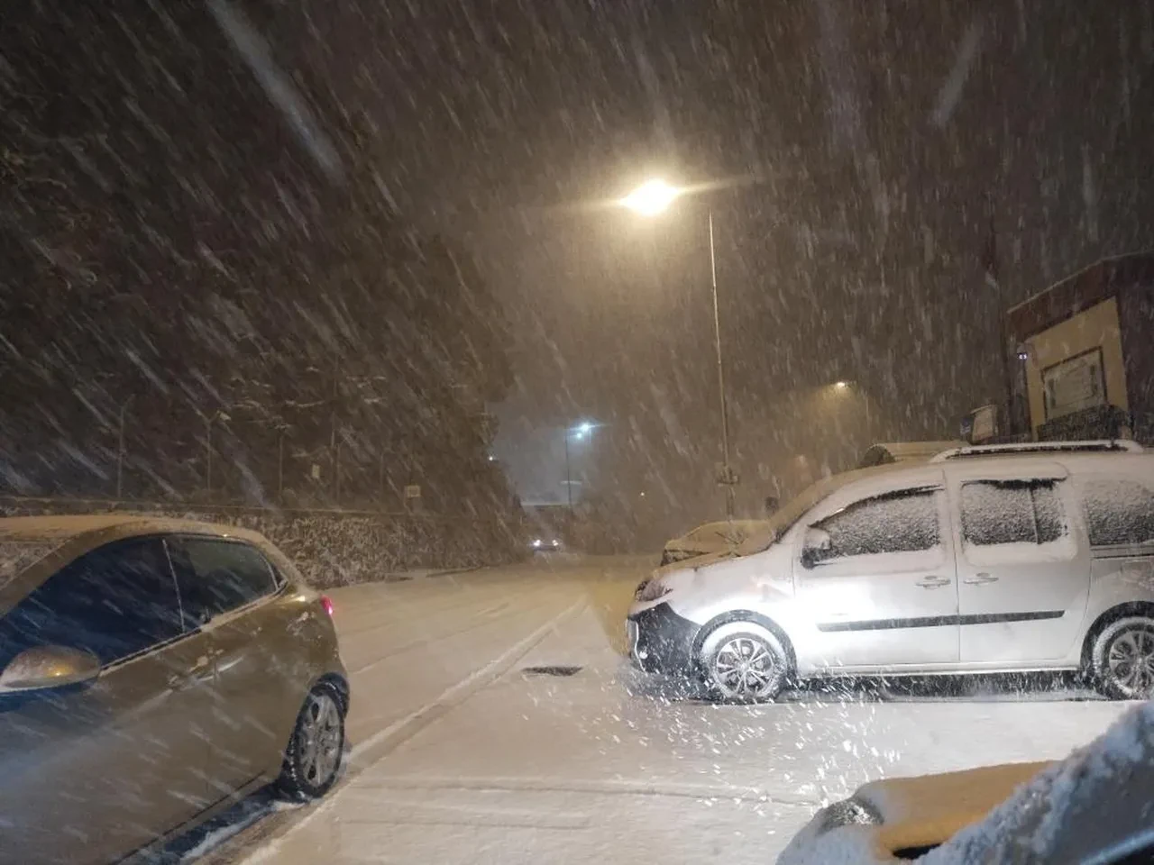 İstanbul yeni yıla karla girdi! Her yer beyaza büründü