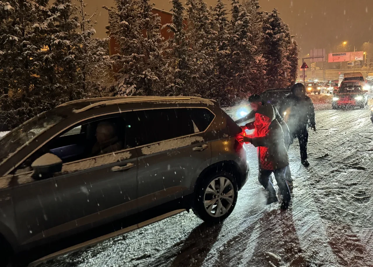 İstanbul yeni yıla karla girdi! Her yer beyaza büründü