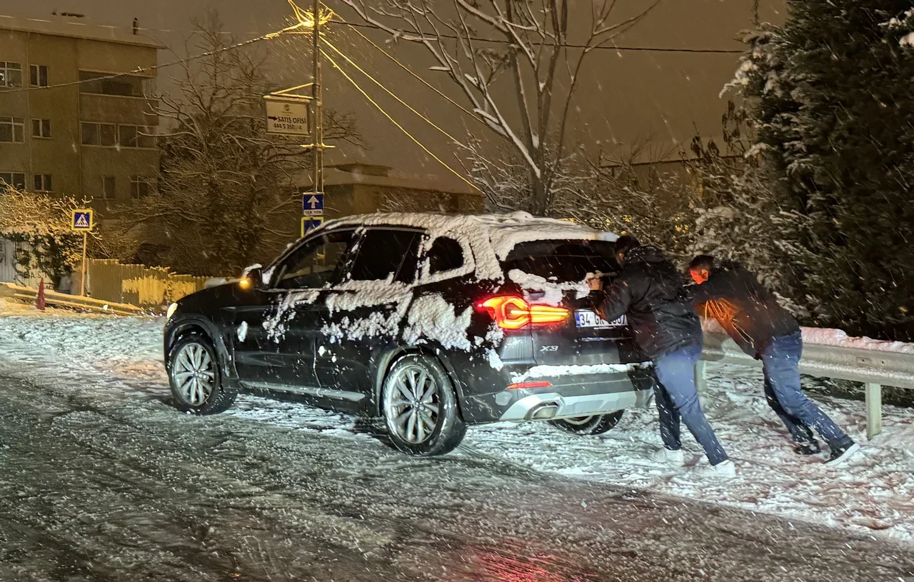 İstanbul yeni yıla karla girdi! Her yer beyaza büründü