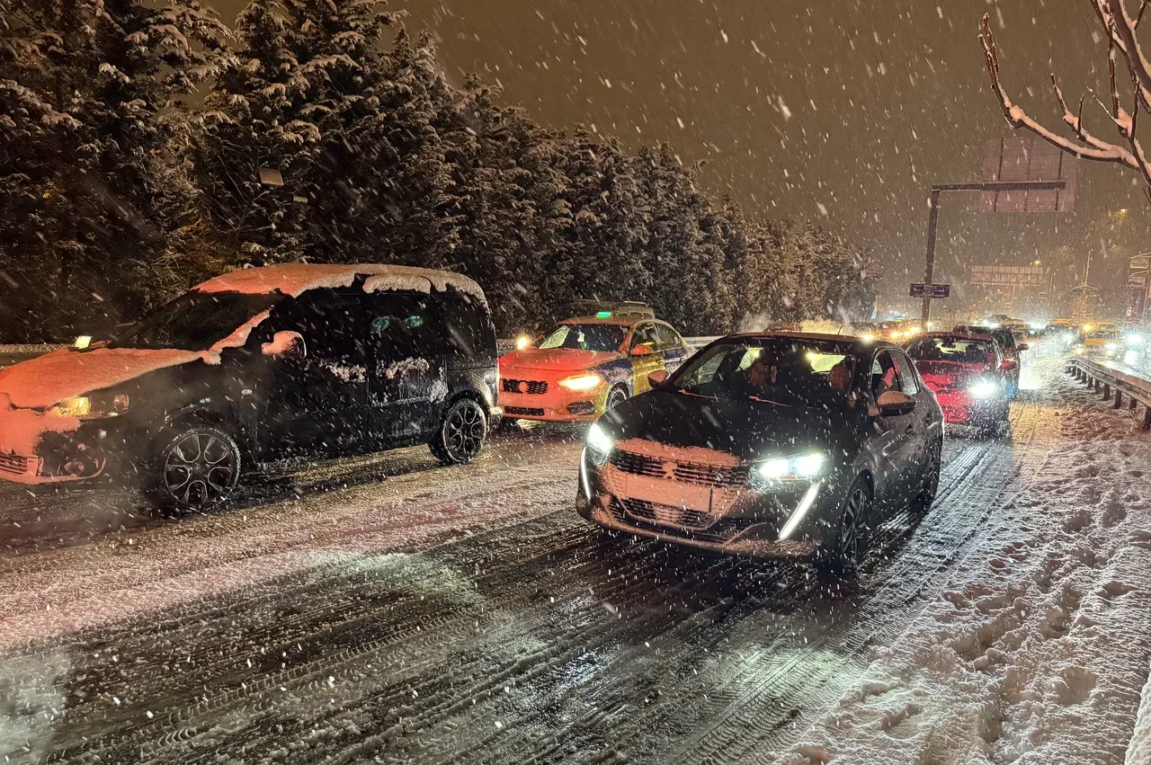 İstanbul yeni yıla karla girdi! Her yer beyaza büründü