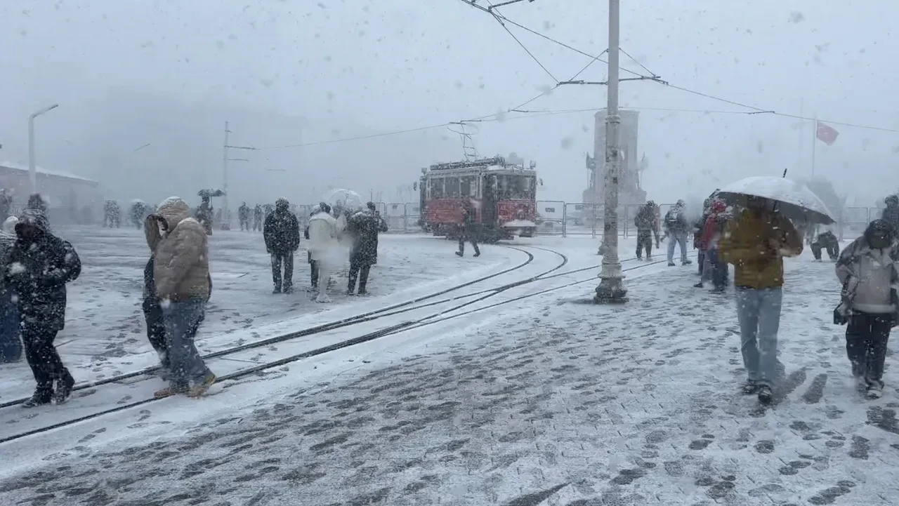 İstanbul'da iki ayrı mevsim yaşandı: Bir yanda kar bir yanda güneş!
