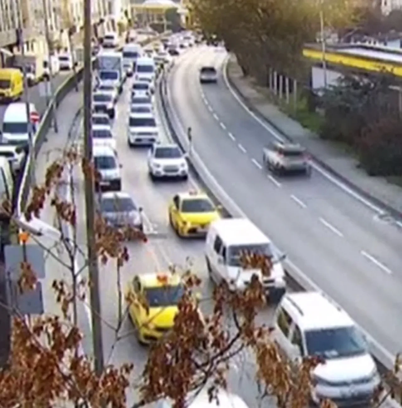 İstanbul'da iki ayrı mevsim yaşandı: Bir yanda kar bir yanda güneş!