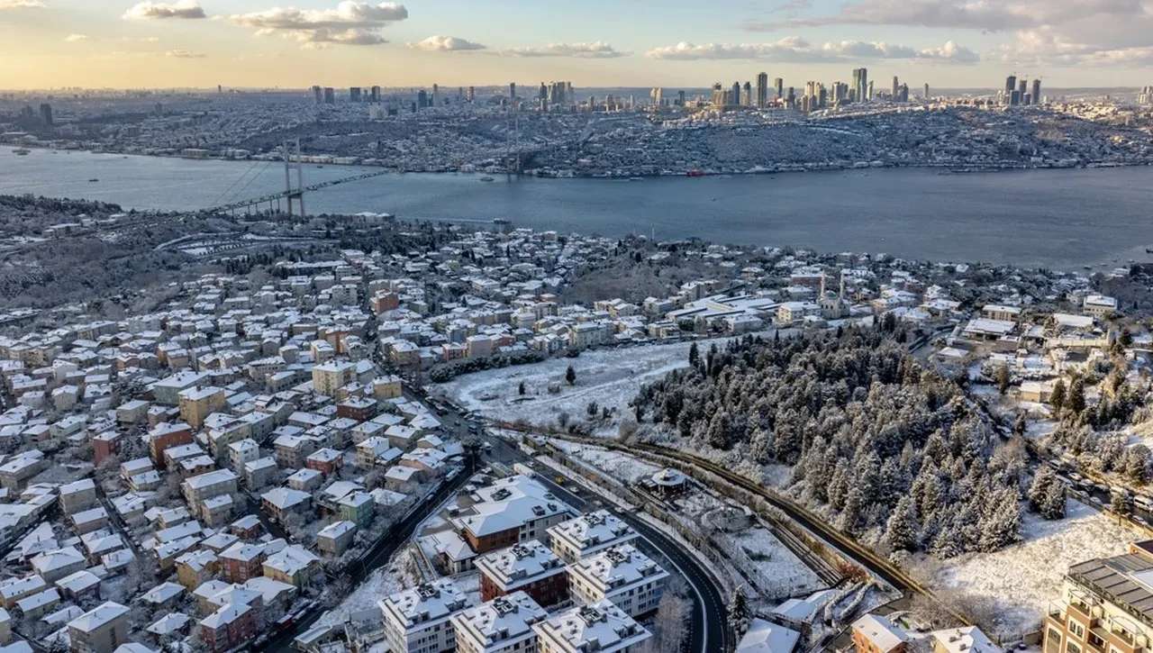 İstanbul'da iki ayrı mevsim yaşandı: Bir yanda kar bir yanda güneş!