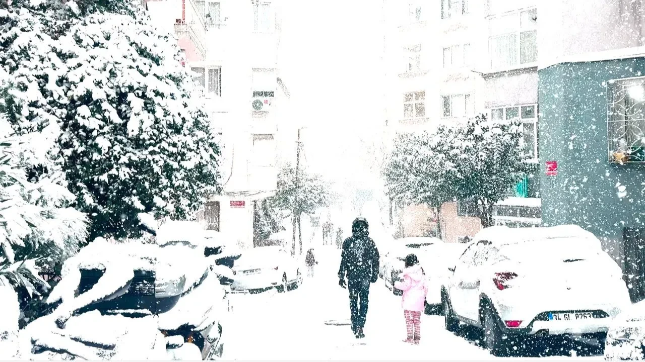 İstanbul'da kar yağışı fena bastırdı! Beşiktaş sokaklarını gören inanamadı 