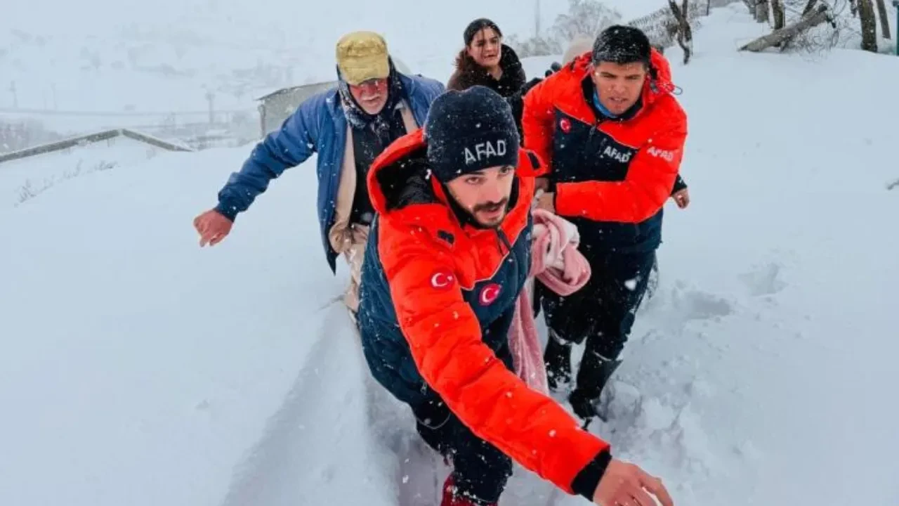 Kar, tipi, soğuk dinlemediler! AFAD yaralı vatandaşı 400 metre sırtında taşıdı
