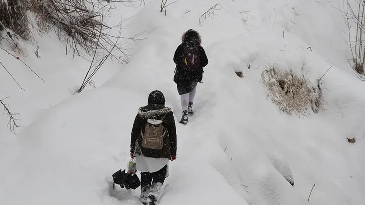 Okullar tatil edildi haberleri peş peşe geliyor! Eğitime kar engeli