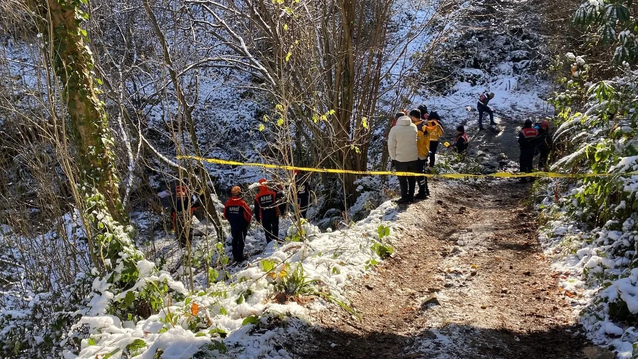 Ormanlık alanda dehşet! Aracı dere içinde, cesedi karların üzerinde bulundu! 