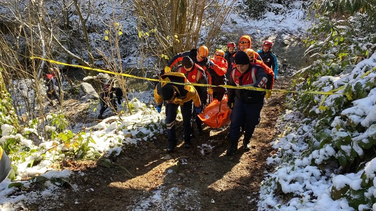 Ormanlık alanda dehşet! Aracı dere içinde, cesedi karların üzerinde bulundu! 
