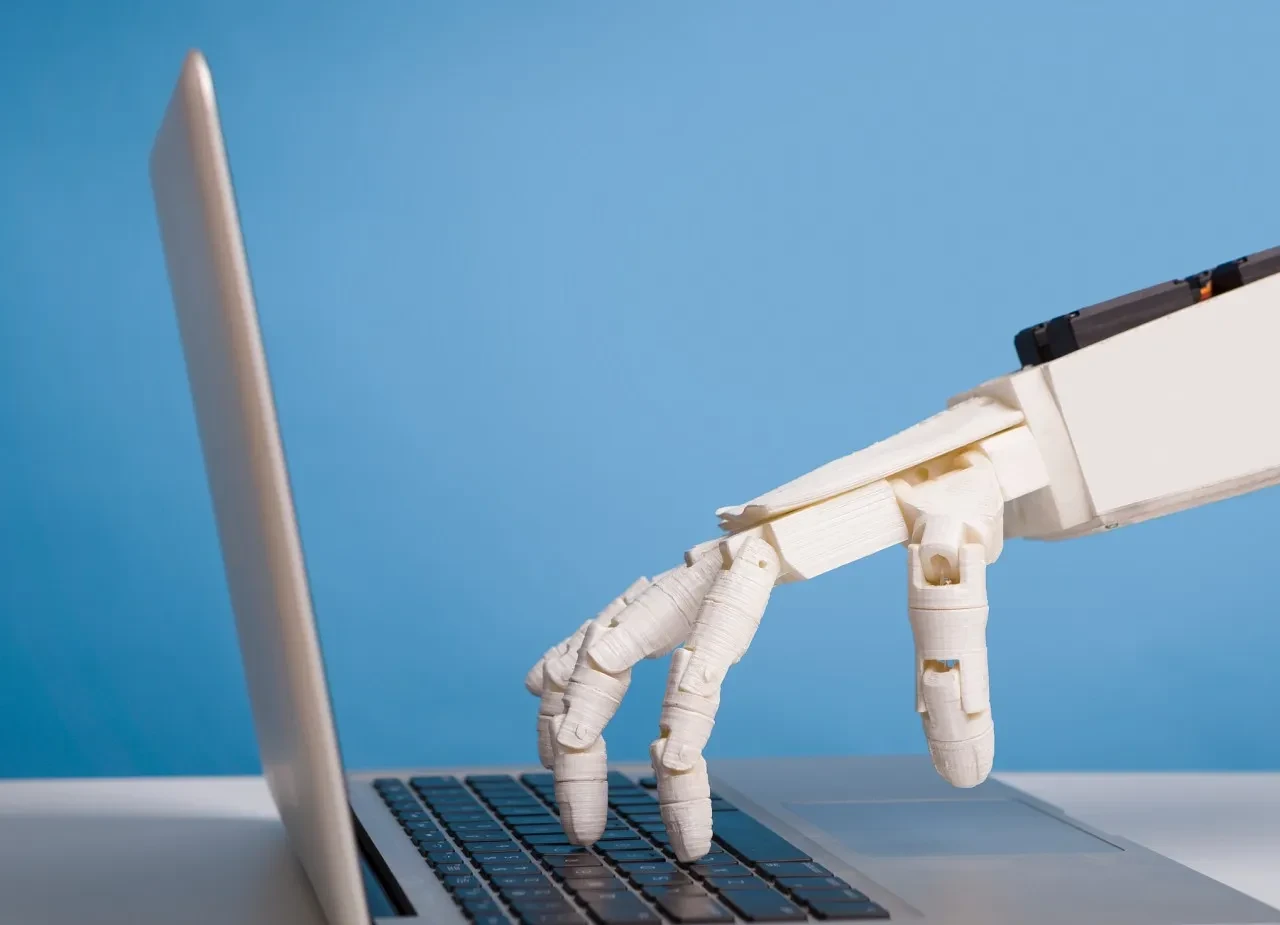 Robotlar artık acıyı hissedebilecek: İnsan sinir sistemini taklit eden yapay deri geliştirildi