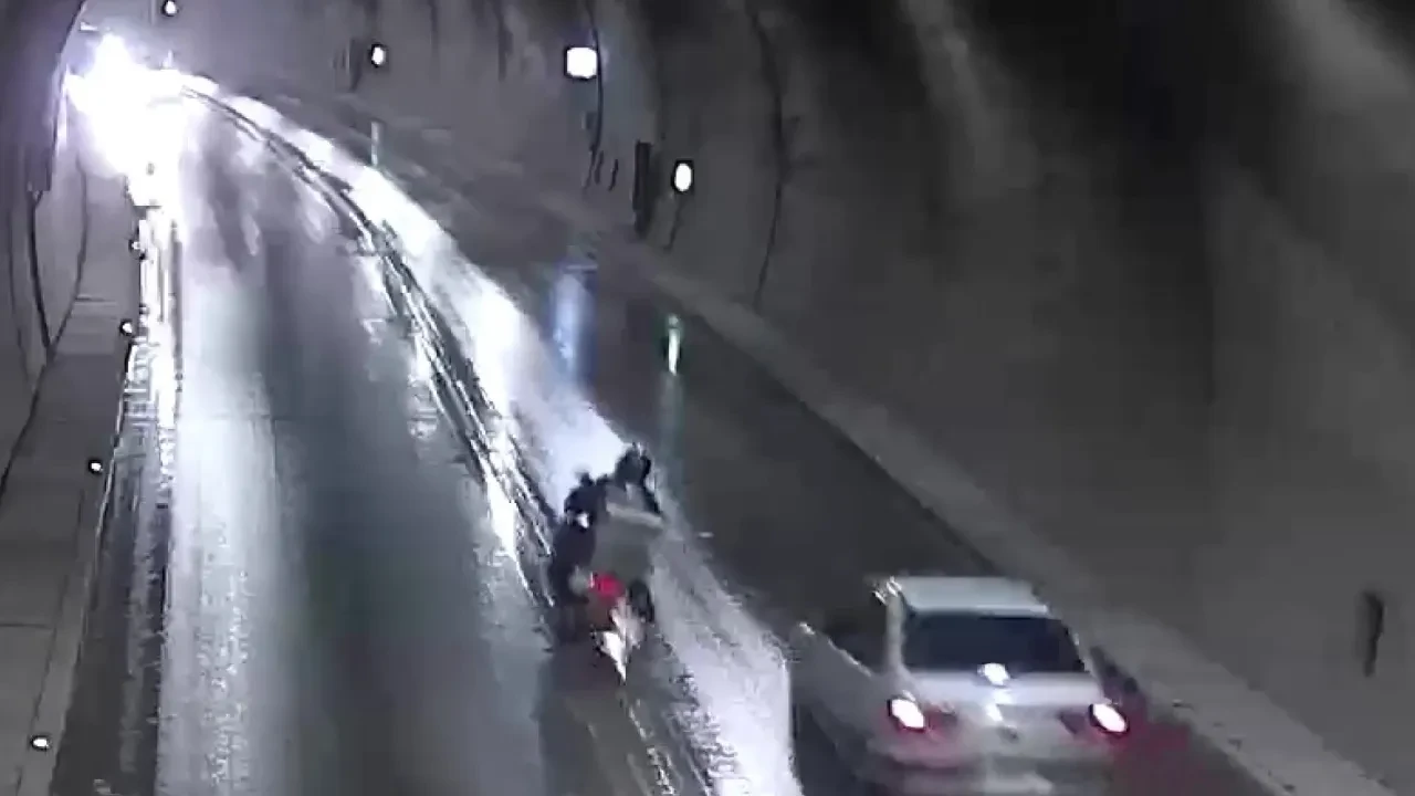 Sollama yaparken kendi sonunu hazırlıyordu! Önüne düştüğü an kamerada