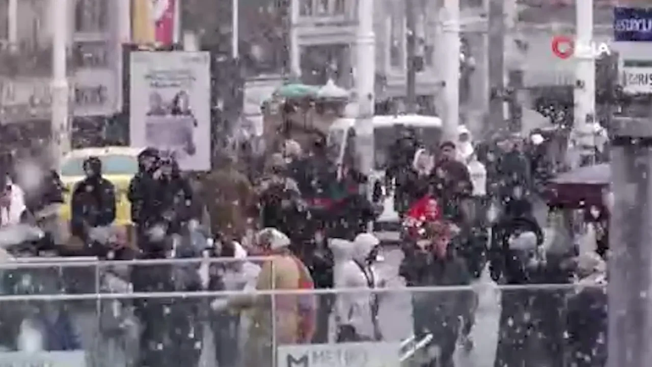 Taksim'de yoğun kar yağışı böyle görüntülendi 
