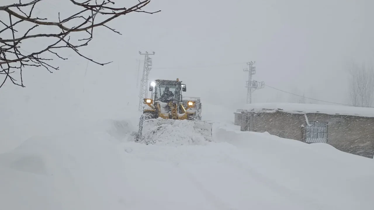 Türkiye kara teslim! 6 kentte 1743 yerleşim yerine ulaşım sağlanamıyor