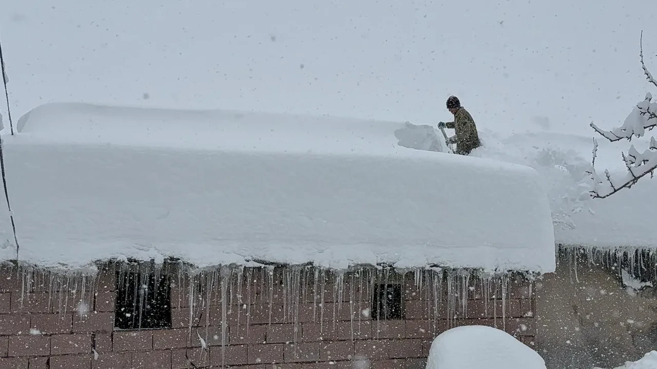 Türkiye kara teslim! 6 kentte 1743 yerleşim yerine ulaşım sağlanamıyor