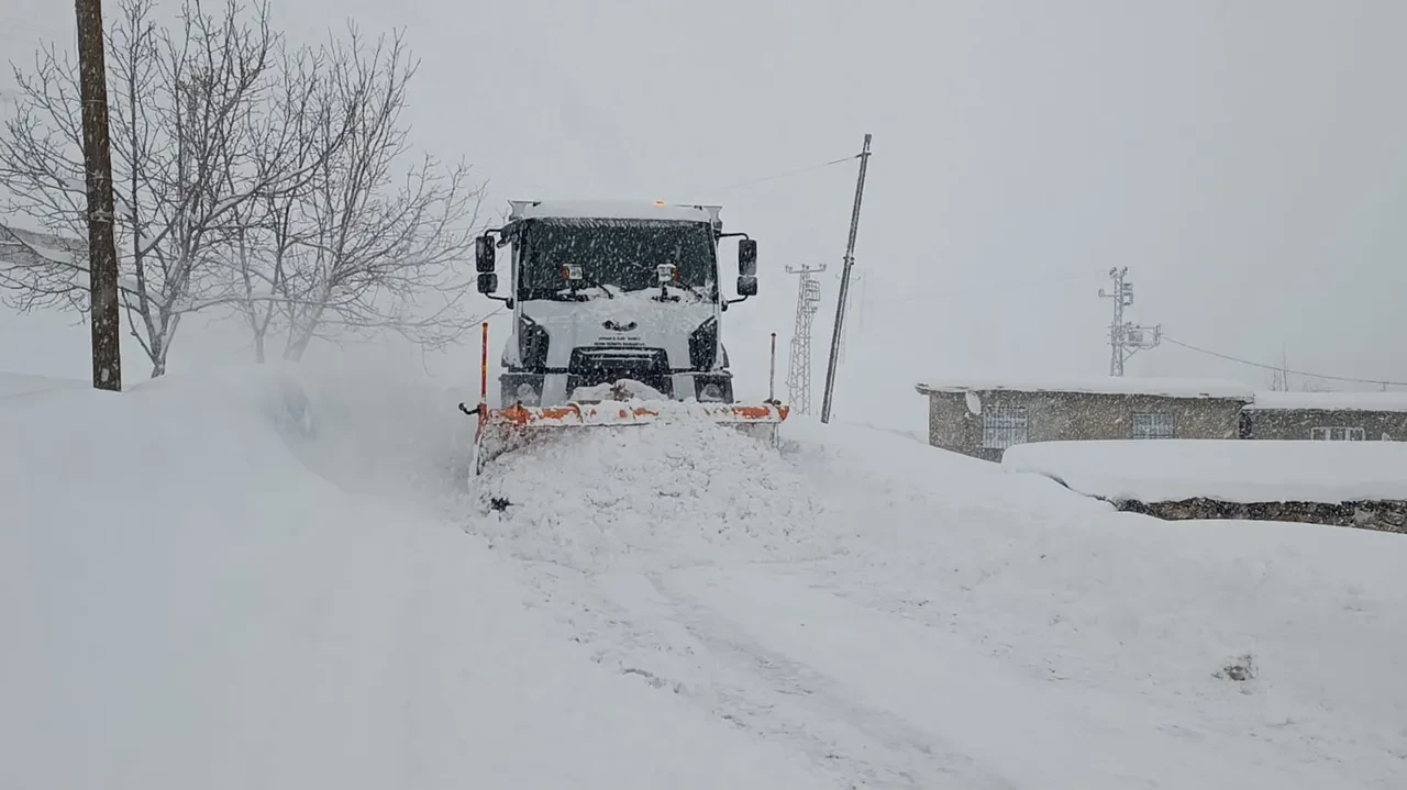 Türkiye kara teslim! 6 kentte 1743 yerleşim yerine ulaşım sağlanamıyor