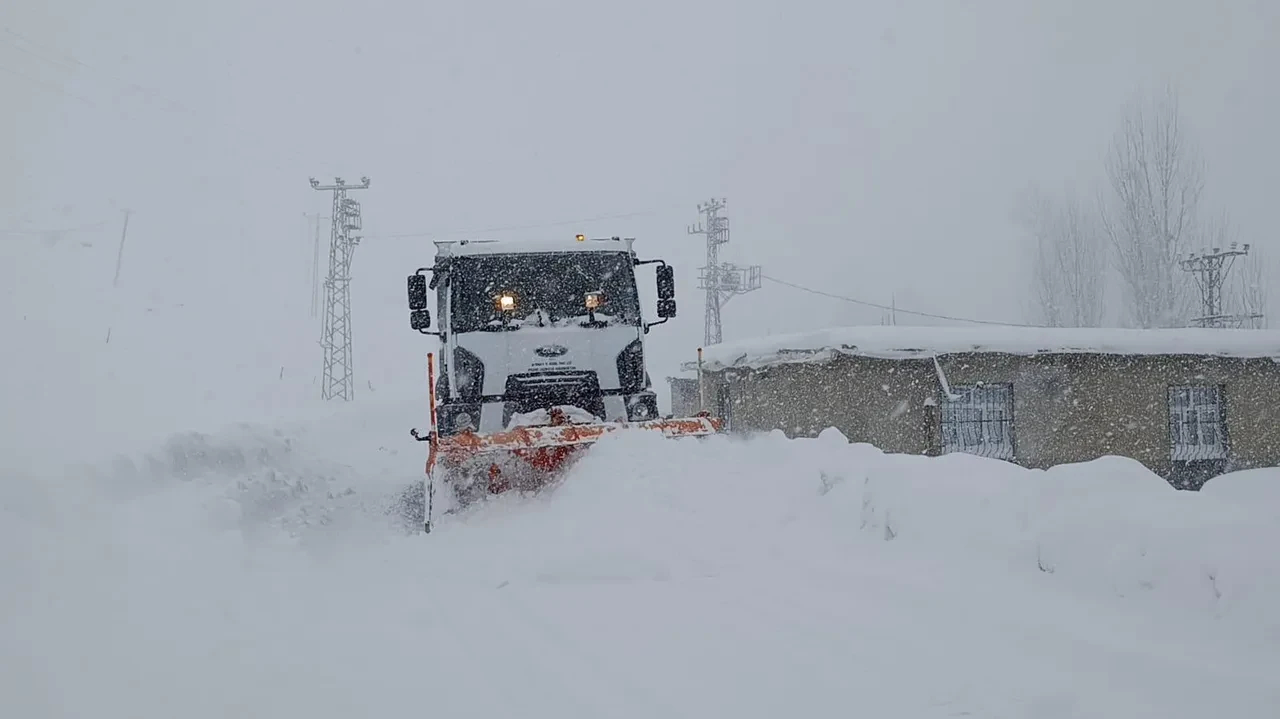 Türkiye kara teslim! 6 kentte 1743 yerleşim yerine ulaşım sağlanamıyor