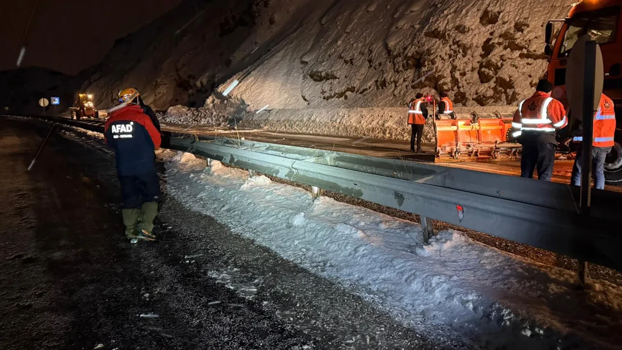 Van-Bitlis kara yolu çığ düşmesi nedeniyle ulaşıma kapandı