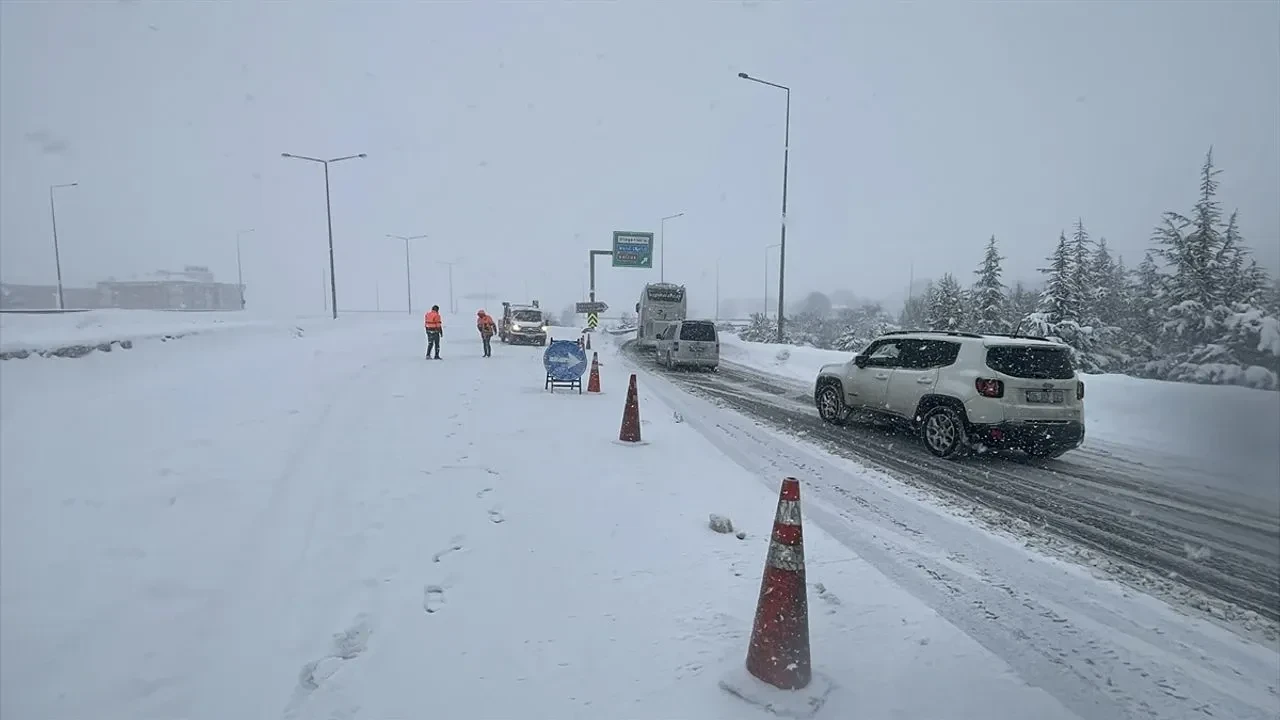 Yola çıkacaklar dikkat! Anadolu Otoyolu Bolu kesimi İstanbul istikameti trafiğe kapatıldı 