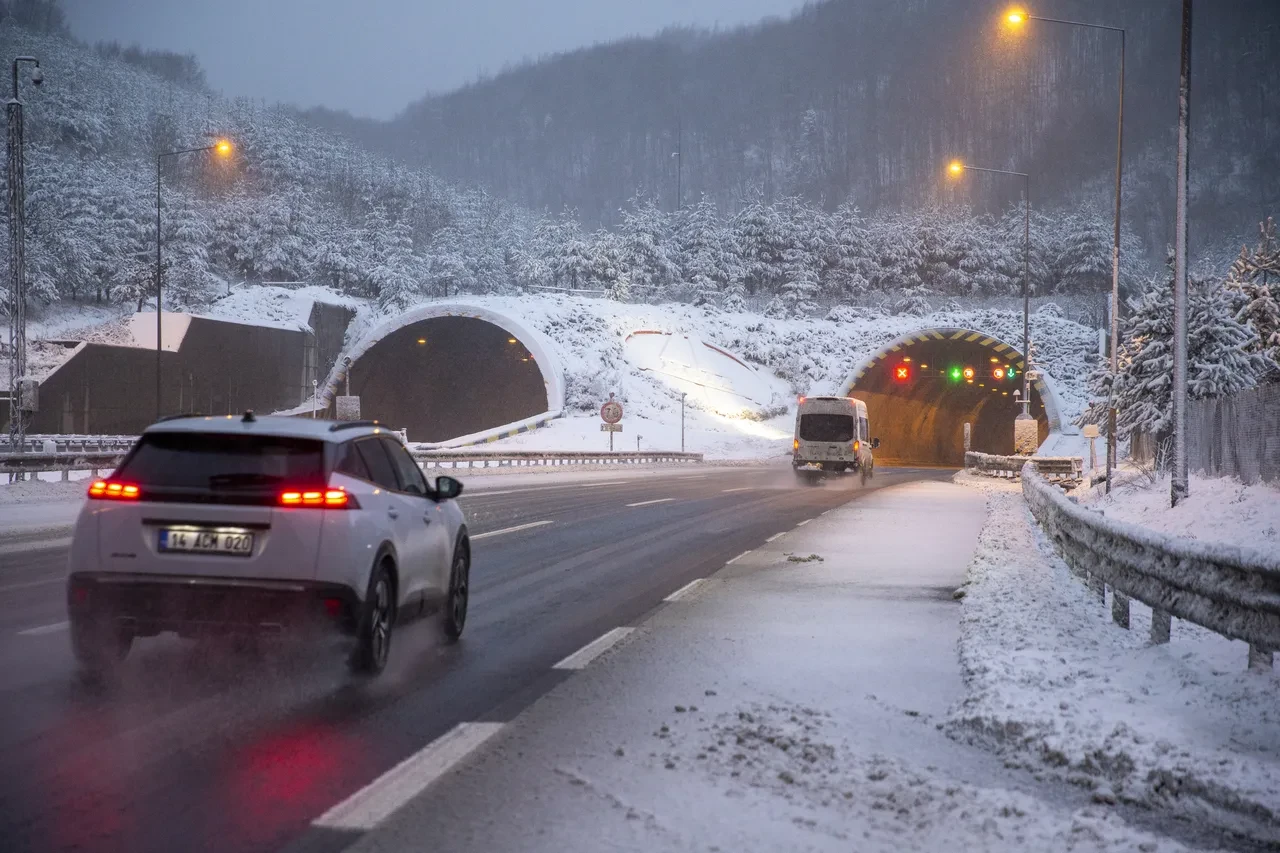 Yola çıkacaklar dikkat! Anadolu Otoyolu Bolu kesimi İstanbul istikameti trafiğe kapatıldı