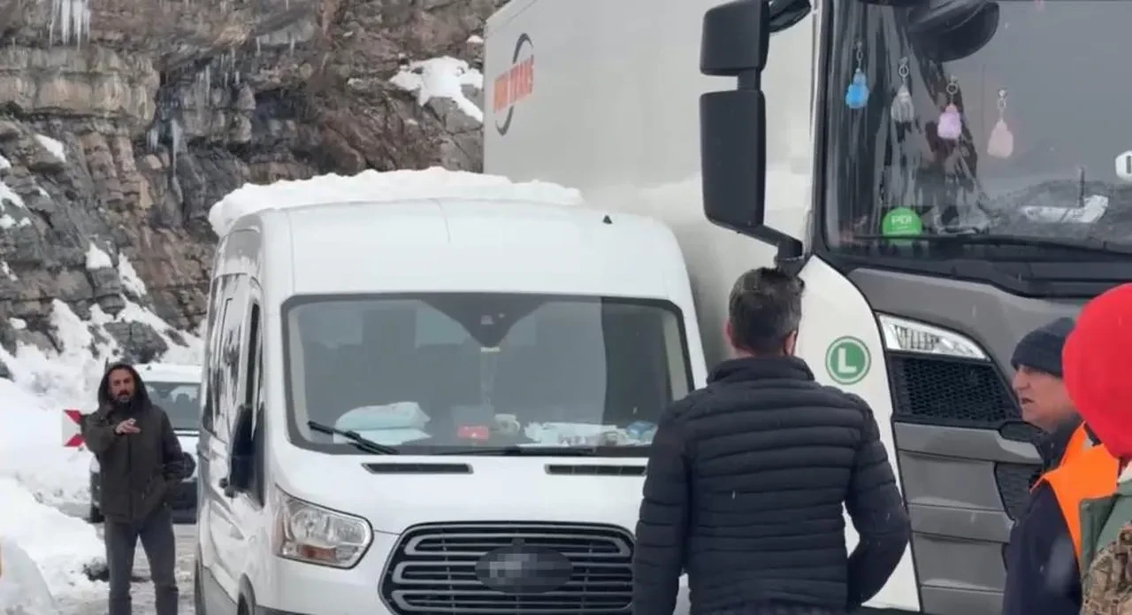 Yüzlerce araç mahsur kaldı! İpek yolu üzerinde ekipler seferber