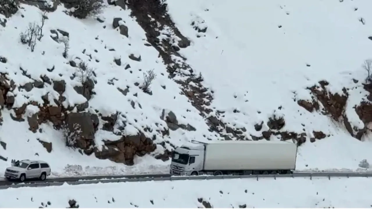 Yüzlerce araç mahsur kaldı! İpek yolu üzerinde ekipler seferber