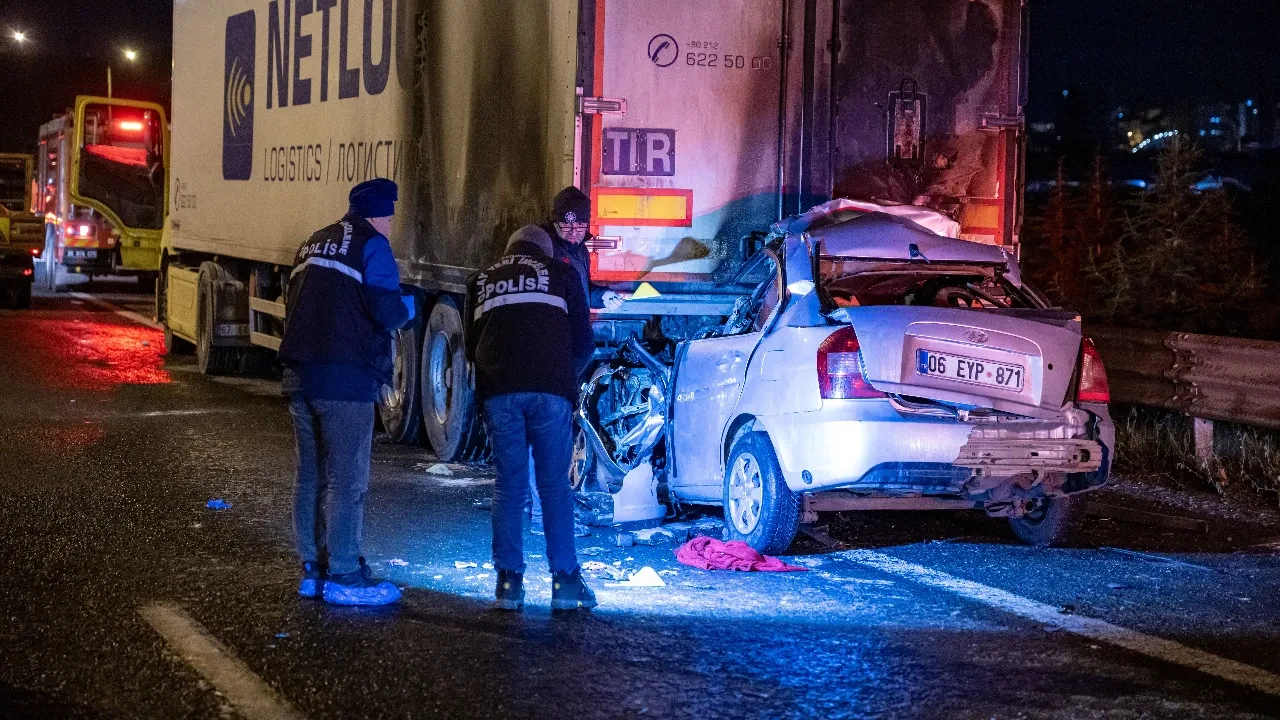 Ankara'da otomobil tıra ok gibi saplandı! Sürücü hayatını kaybetti