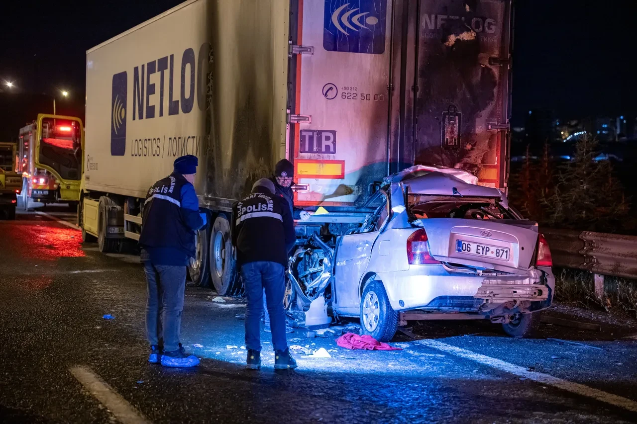 Ankara'da otomobil tıra ok gibi saplandı! Sürücü hayatını kaybetti