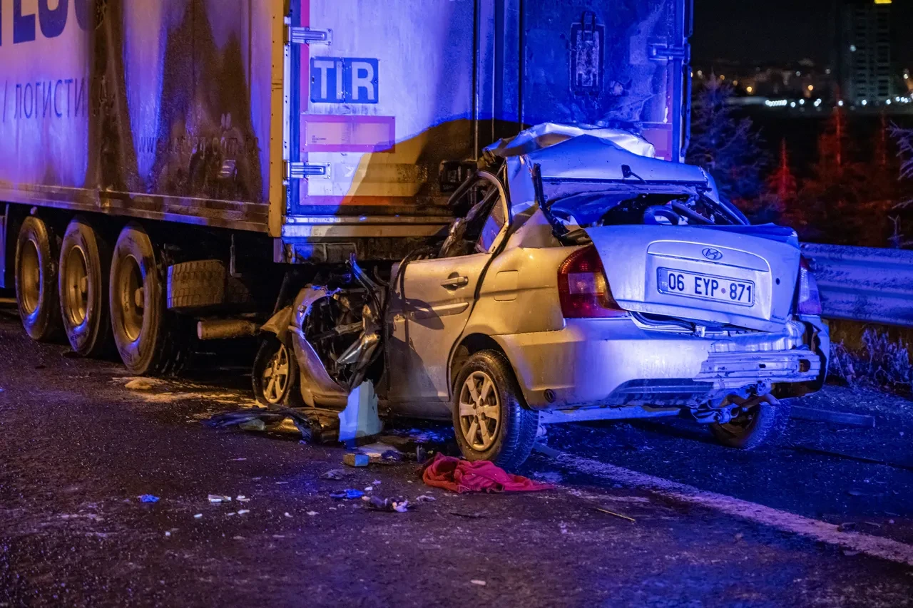 Ankara'da otomobil tıra ok gibi saplandı! Sürücü hayatını kaybetti