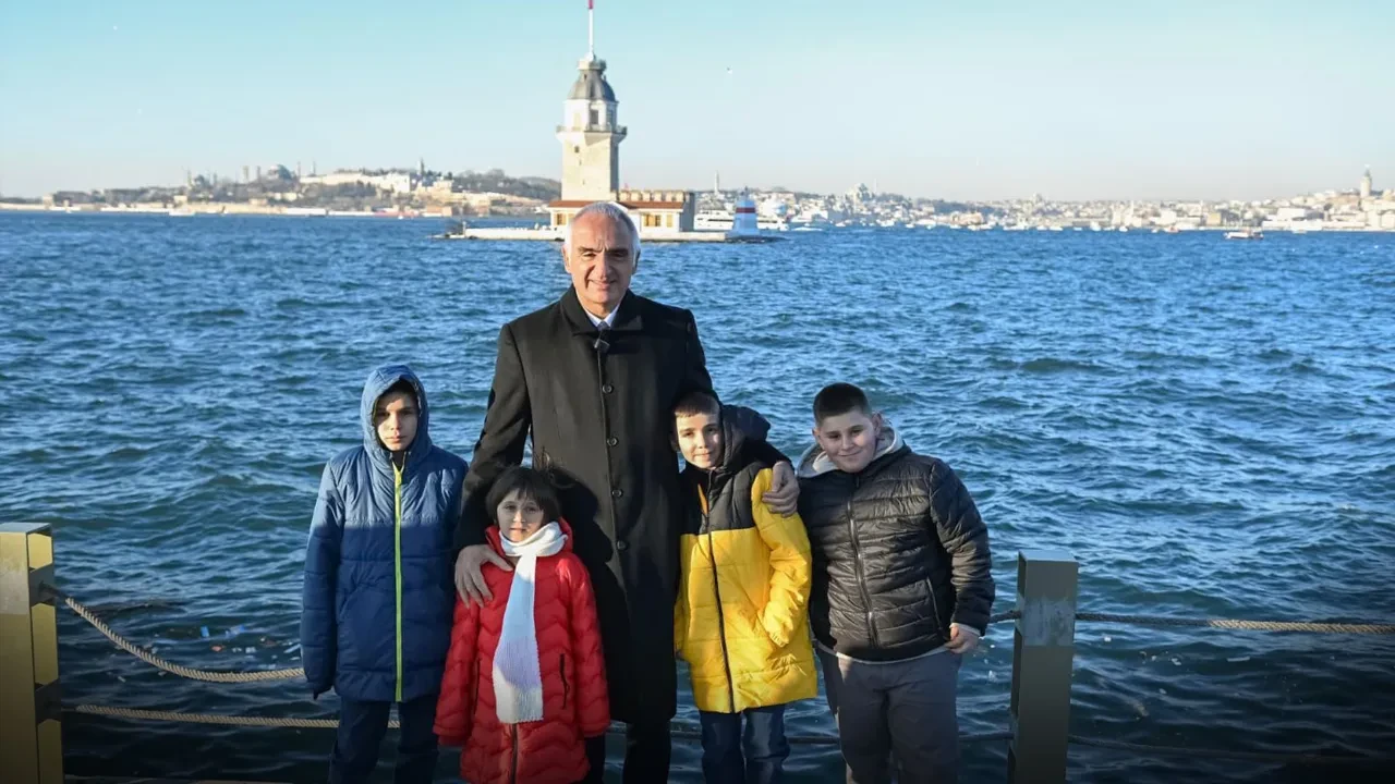 Bakan Ersoy, Sivas’ta çocukların kardan Kız Kulesi yaptığını gördü; İstanbul’a davet edip gerçeğini gezdirdi