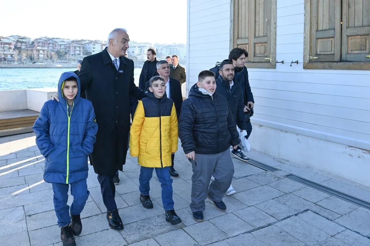 Bakan Ersoy, Sivas’ta çocukların kardan Kız Kulesi yaptığını gördü; İstanbul’a davet edip gerçeğini gezdirdi