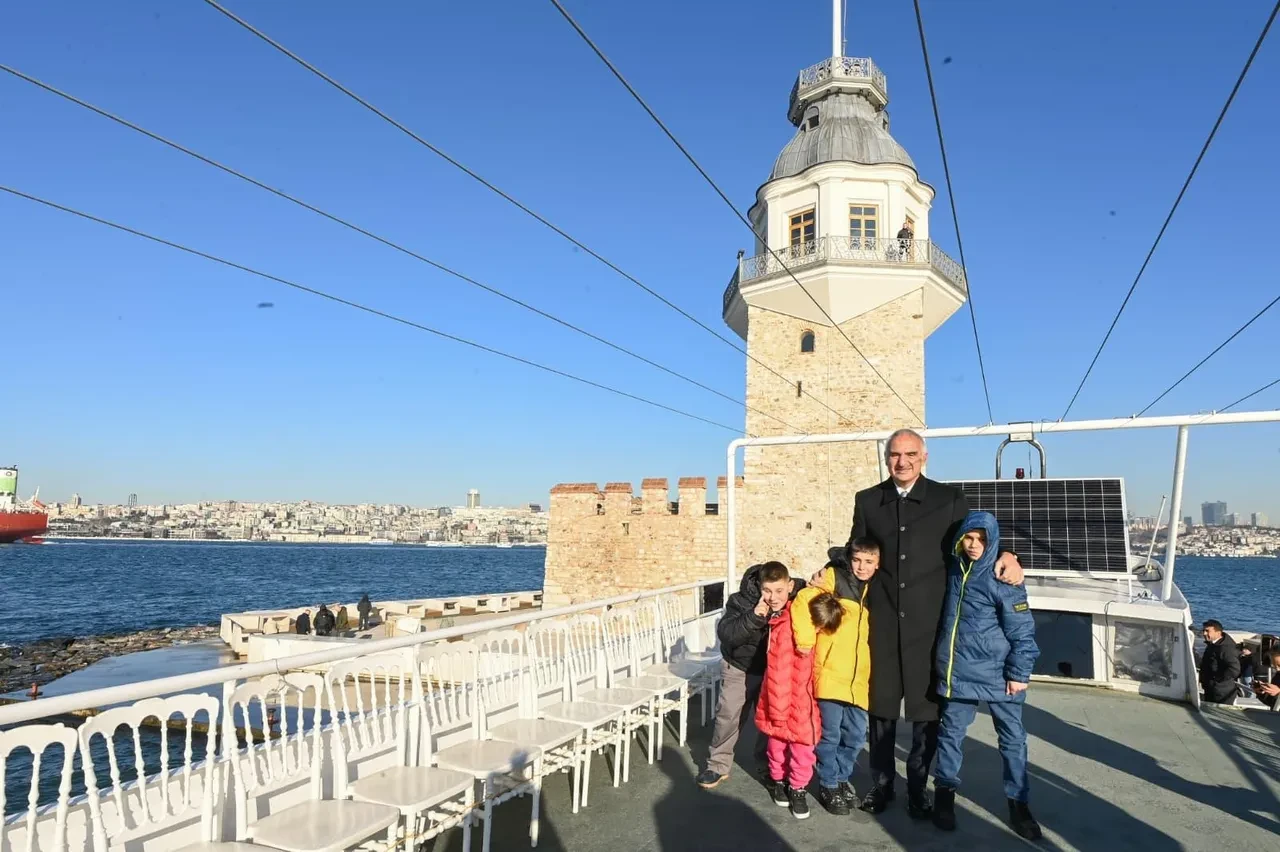 Bakan Ersoy, Sivas’ta çocukların kardan Kız Kulesi yaptığını gördü; İstanbul’a davet edip gerçeğini gezdirdi