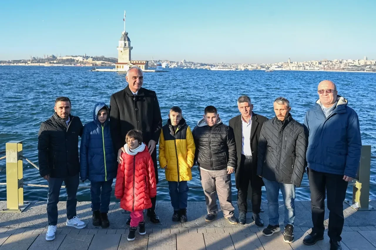 Bakan Ersoy, Sivas’ta çocukların kardan Kız Kulesi yaptığını gördü; İstanbul’a davet edip gerçeğini gezdirdi