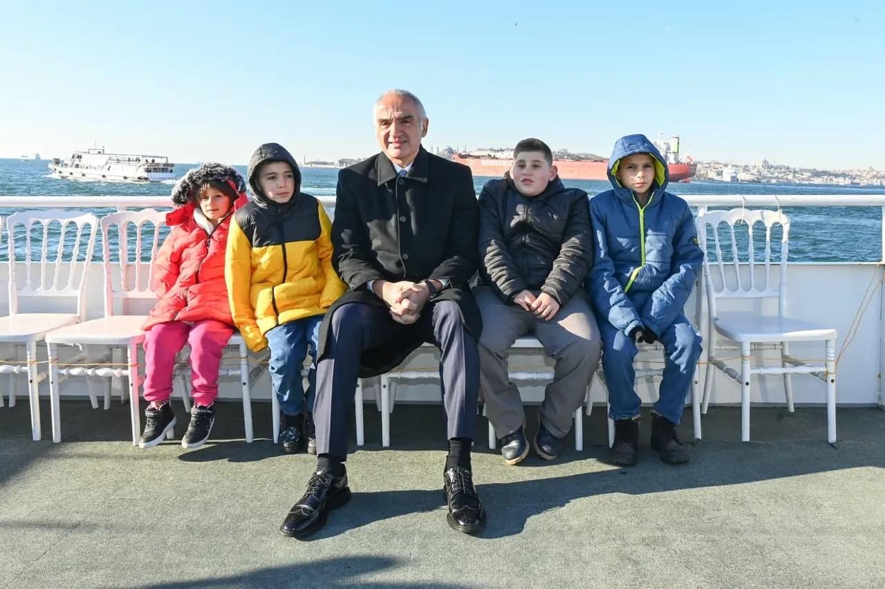 Bakan Ersoy, Sivas’ta çocukların kardan Kız Kulesi yaptığını gördü; İstanbul’a davet edip gerçeğini gezdirdi