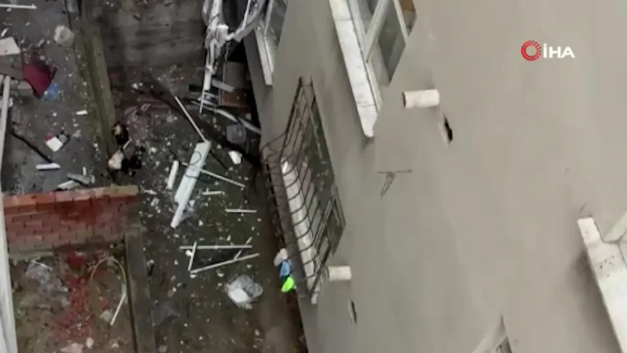 Esenyurt’ta 4 katlı binanın giriş katında patlama! Evin önündeki araçlar bile zarar gördü 