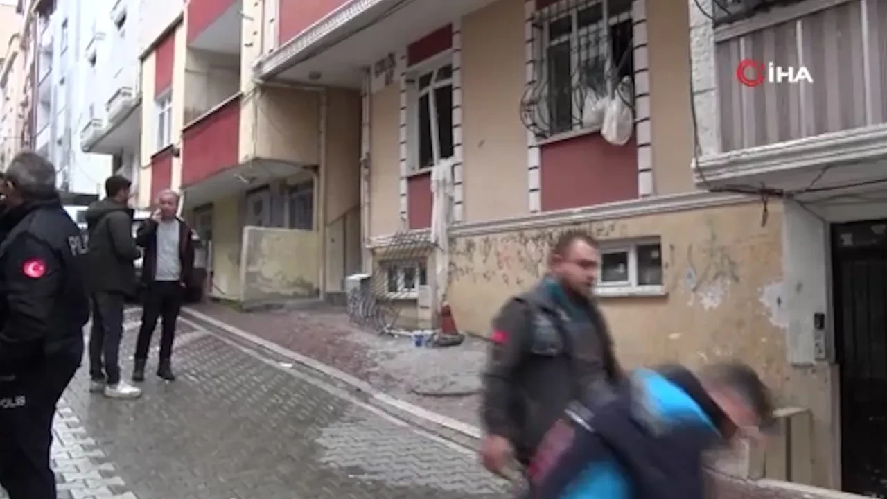 Esenyurt’ta 4 katlı binanın giriş katında patlama! Evin önündeki araçlar bile zarar gördü 