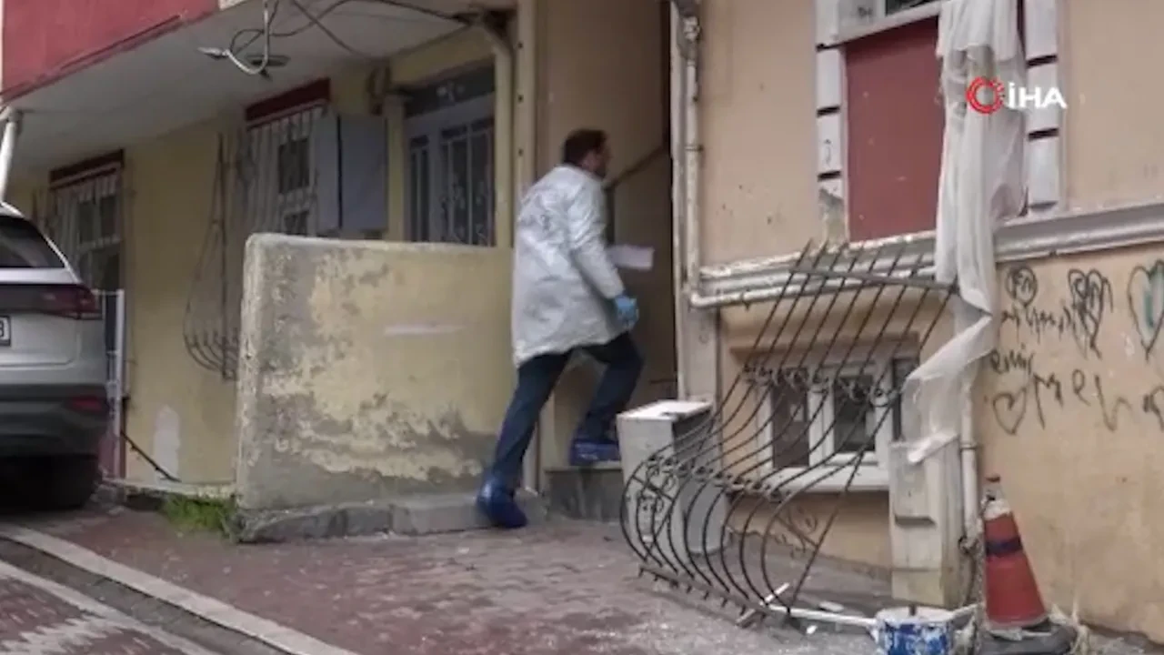 Esenyurt’ta 4 katlı binanın giriş katında patlama! Evin önündeki araçlar bile zarar gördü 