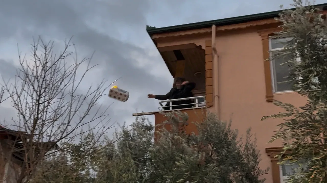 Evi alevler içinde kaldı, ağzında sigara ile olaya müdahale etti! O anlar kamerada 