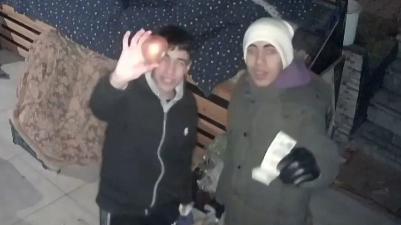 Gençlerden görenleri duygulandıran davranış! Parayı kameraya gösterip bıraktılar