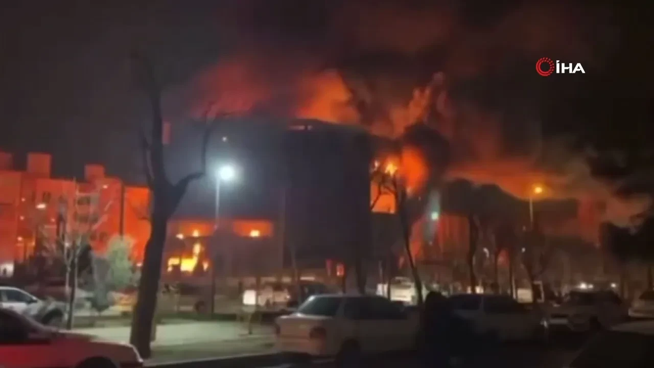 İran'da protestoların 13'ncü günü! Cami ve belediye binası ateşe verildi