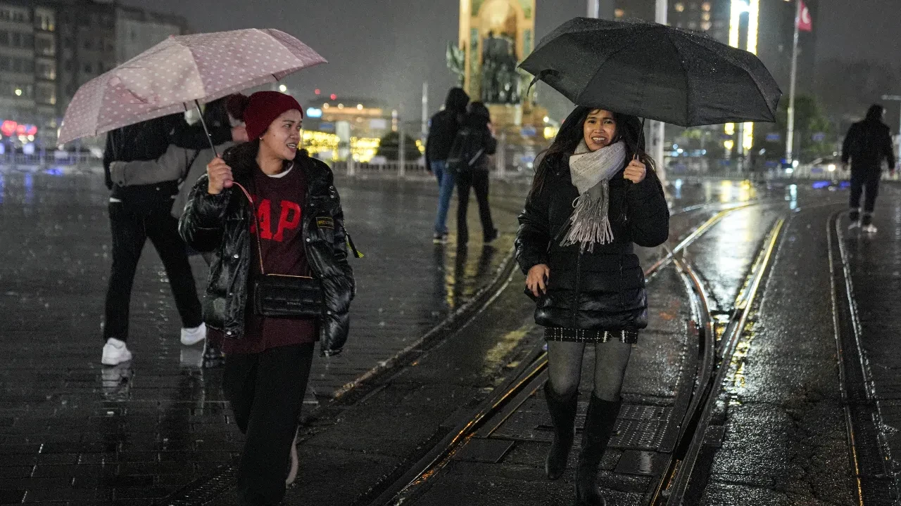 İstanbul'da sağanak aniden bastırdı: Bazı yerleri su bastı