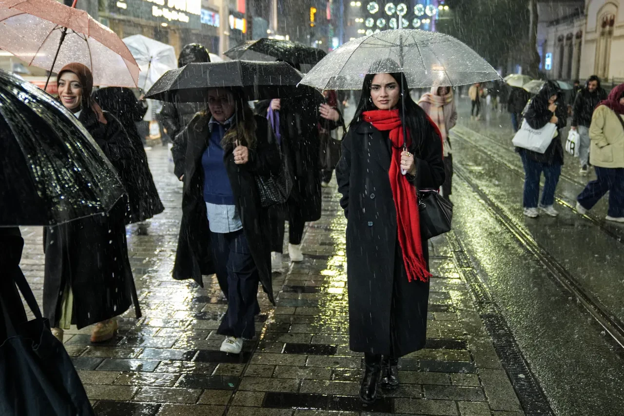 İstanbul'da sağanak aniden bastırdı: Vaililik uyardı, bir anda bastırdı