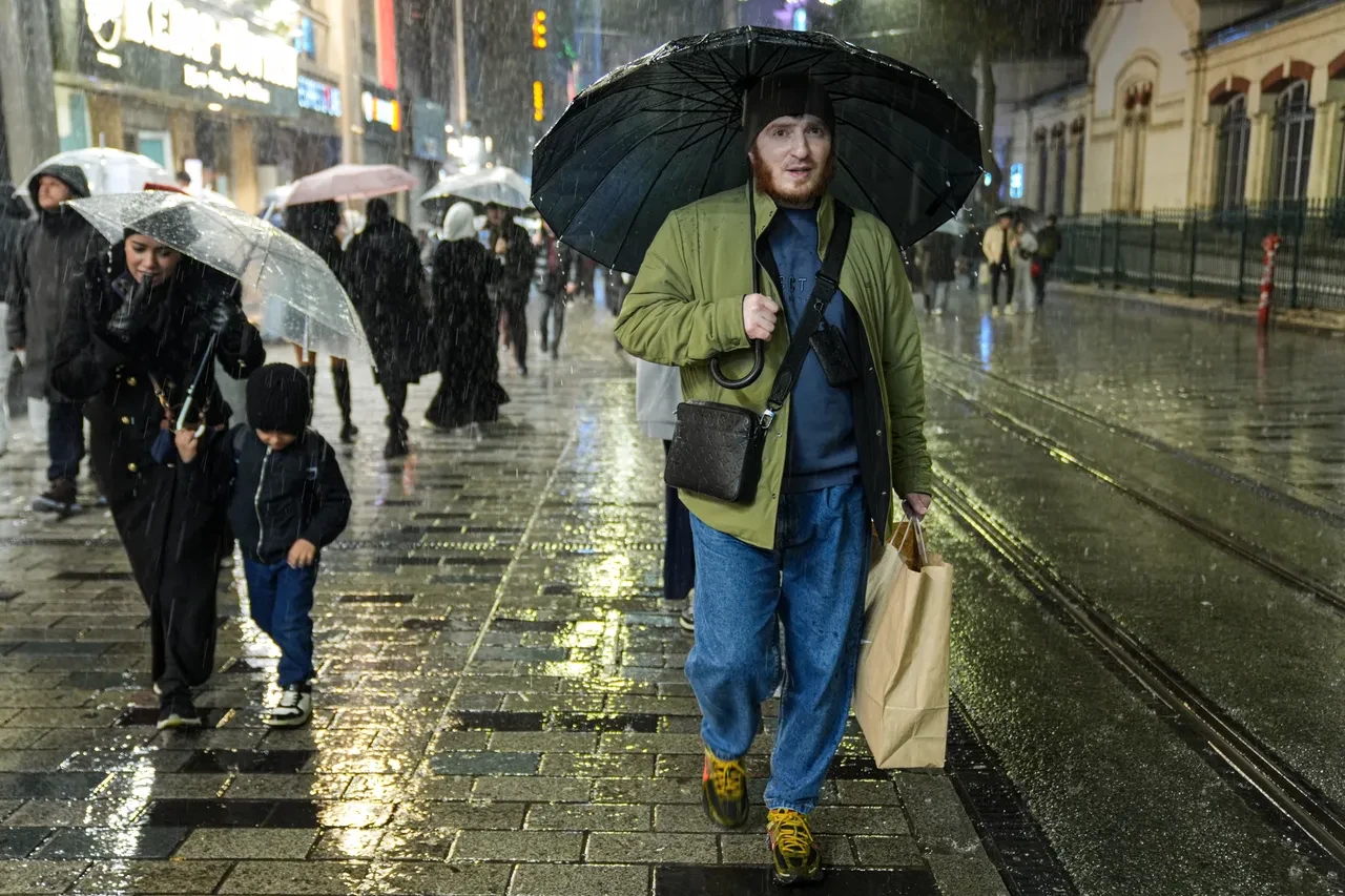 İstanbul'da sağanak aniden bastırdı: Vaililik uyardı, bir anda bastırdı