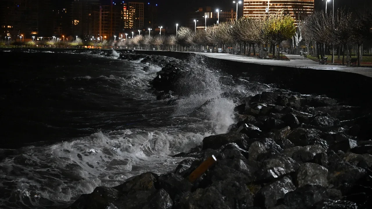 İstanbul'u lodos vurdu, sahillerde dev dalgalar oluştu