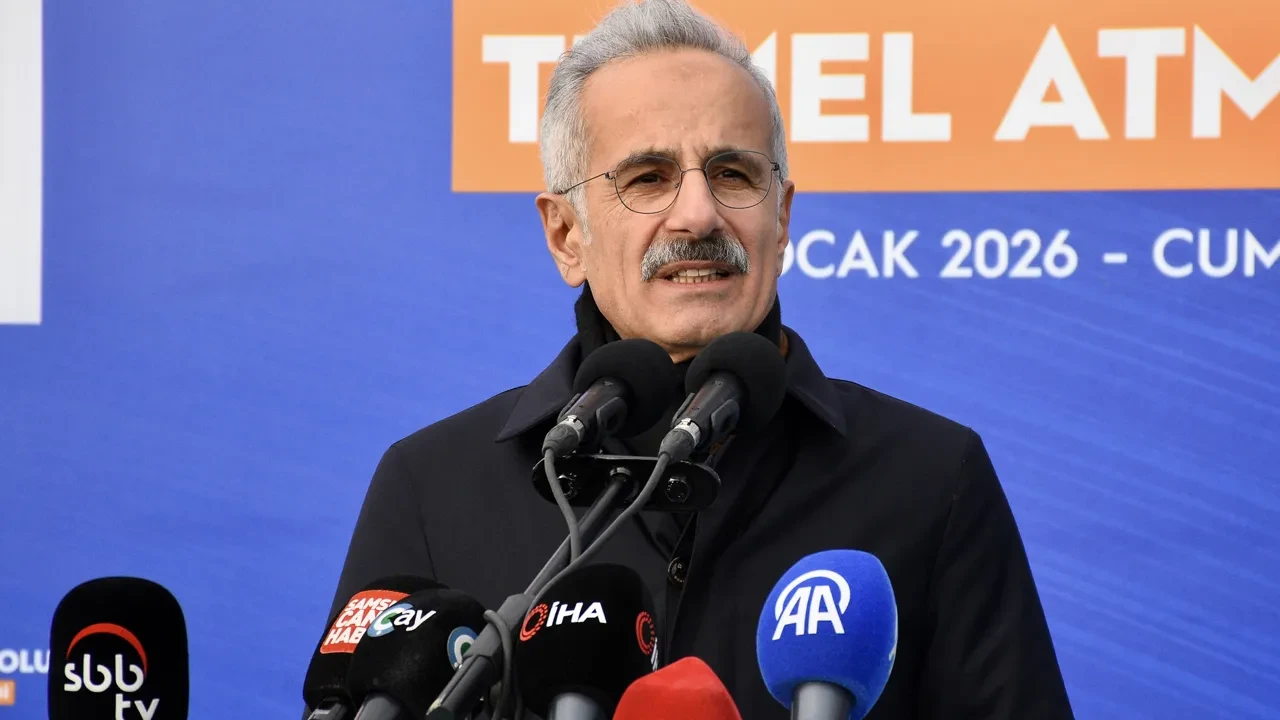 Karadeniz'e ilk hızlı tren! Bakan Uraloğlu duyurdu: Ankara-Samsun arası 2.5 saate düşecek