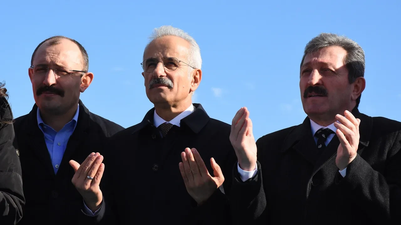 Karadeniz'e ilk hızlı tren! Bakan Uraloğlu duyurdu: Ankara-Samsun arası 2.5 saate düşecek