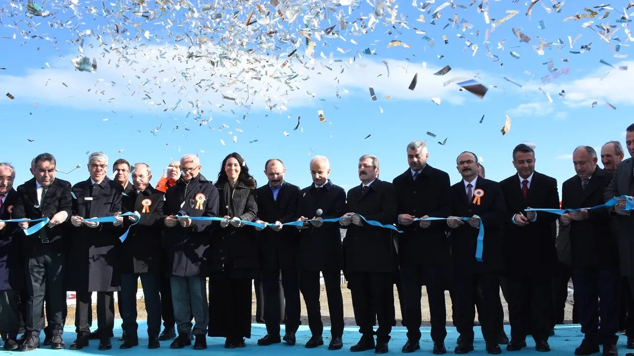 Karadeniz'e ilk hızlı tren! Bakan Uraloğlu duyurdu: Ankara-Samsun arası 2.5 saate düşecek