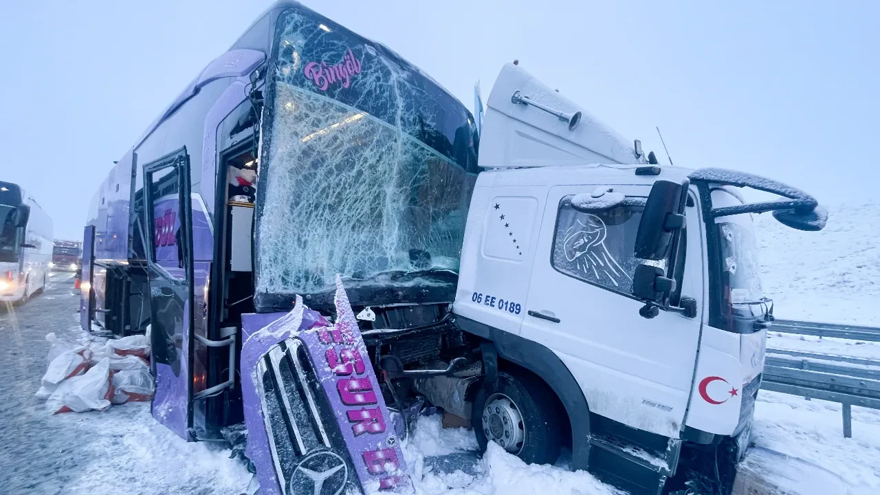 Kars'ta feci kaza: Yolcu otobüsü kargo kamyonuna çarptı! Çok sayıda yaralı var