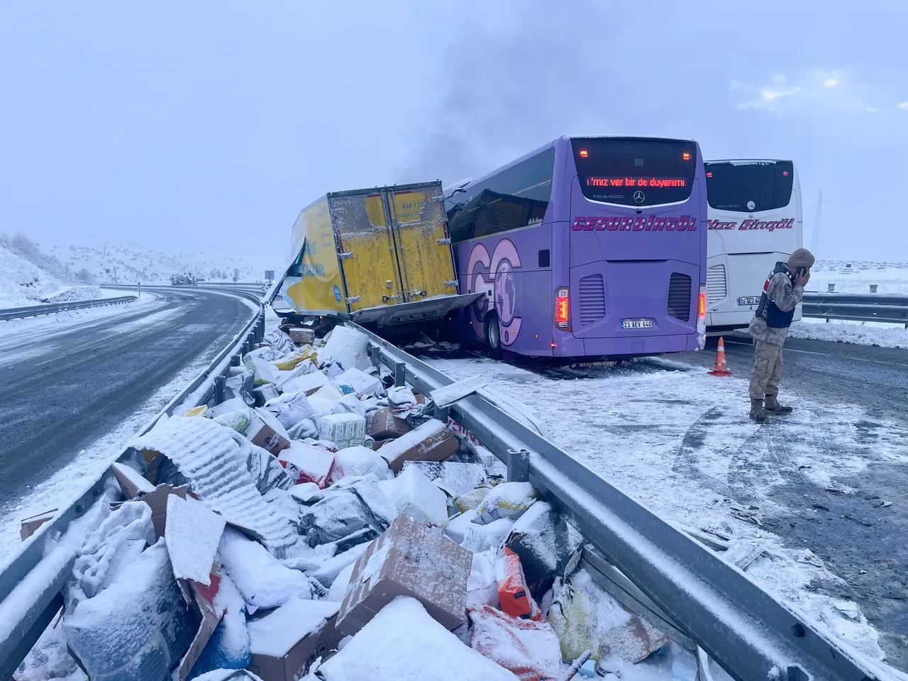 Kars'ta feci kaza: Yolcu otobüsü kargo kamyonuna çarptı! Çok sayıda yaralı var