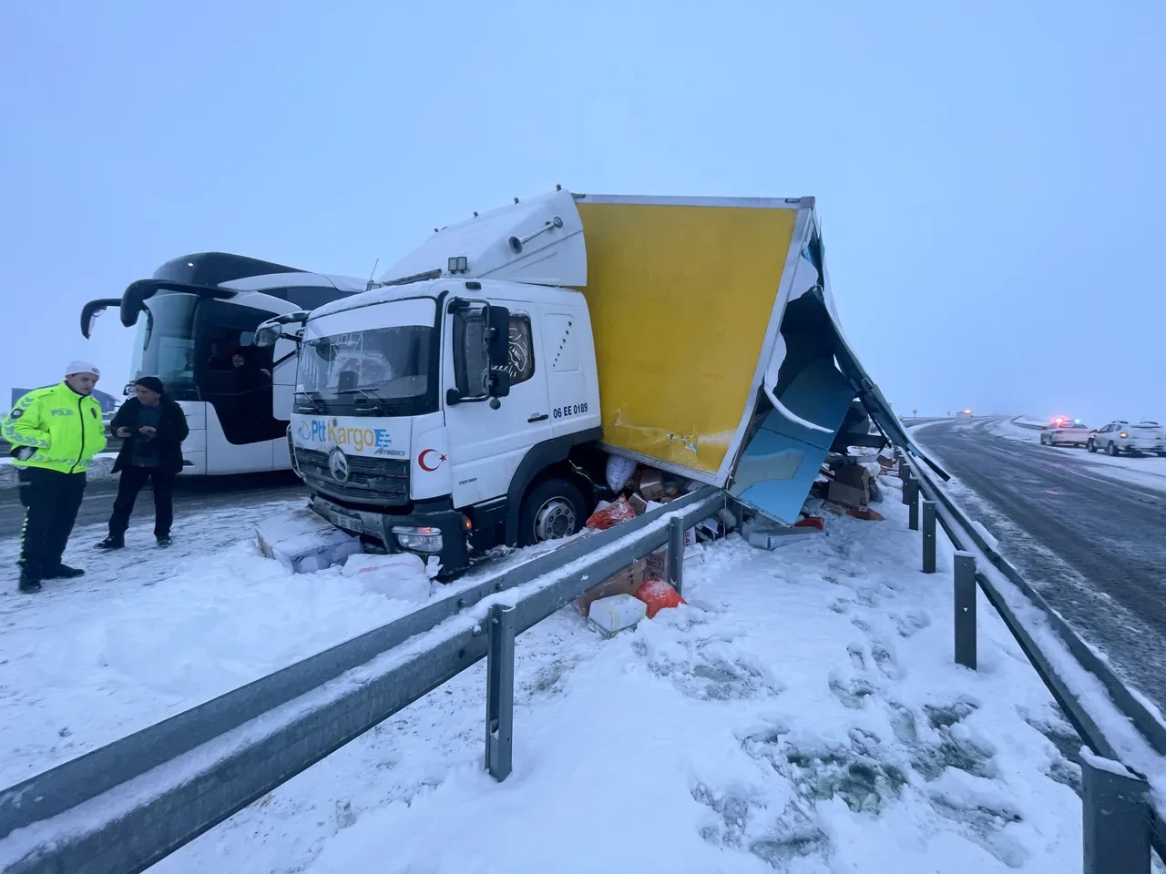 Kars'ta feci kaza: Yolcu otobüsü kargo kamyonuna çarptı! Çok sayıda yaralı var